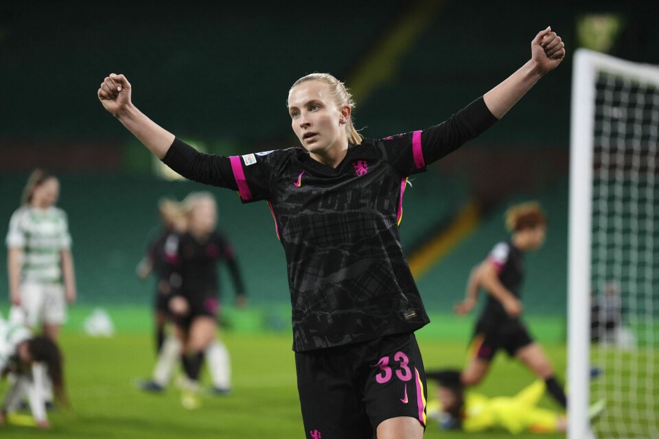 Aggie Beever-Jones jubler etter å ha gjort en målgivende pasning i Chelseas seier over Celtic. På overtid ble hun utvist for to gule kort. Foto: Andrew Milligan / PA / AP / NTB Aggie Beever-Jones jubler etter å ha gjort en målgivende pasning i Chelseas seier over Celtic. På overtid ble hun utvist for to gule kort. Foto: Andrew Milligan / PA / AP / NTB