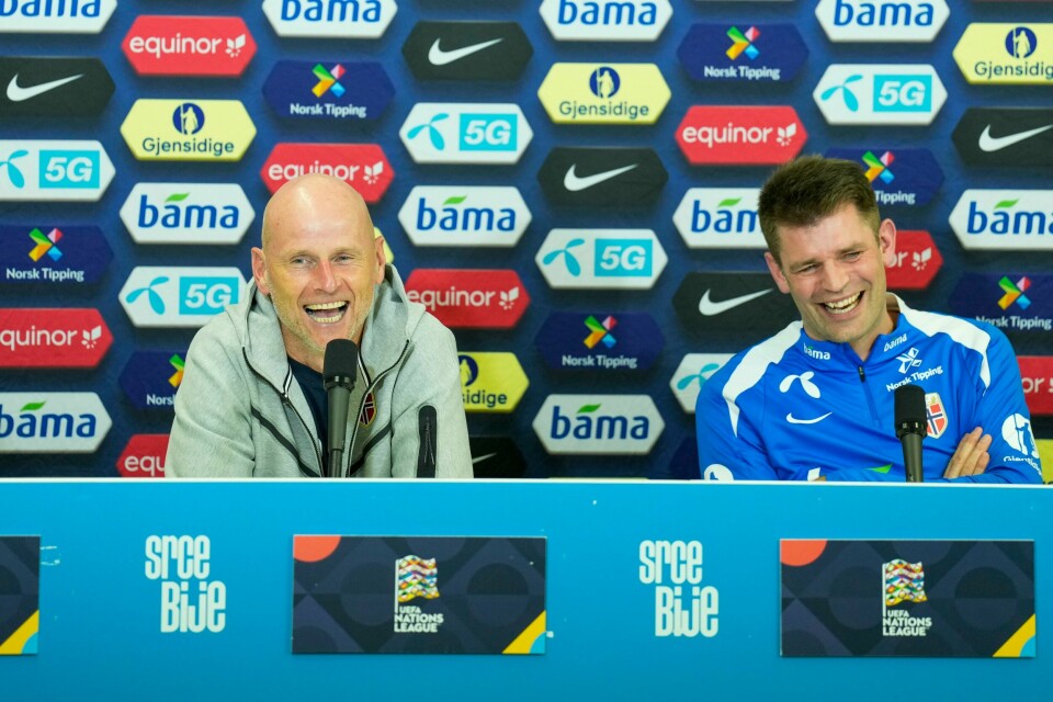Ståle Solbakken under onsdagens pressekonferanse i Ljubljana, med mediekontakt Morten Morisbak Skjønsberg ved sin side. Ståle Solbakken under onsdagens pressekonferanse i Ljubljana, med mediekontakt Morten Morisbak Skjønsberg ved sin side. Foto: Fredrik Varfjell / NTB