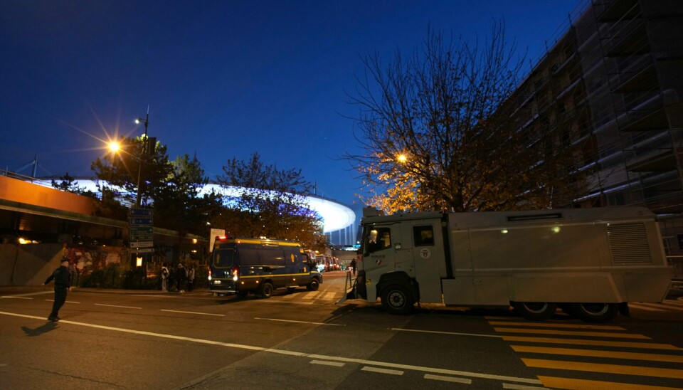 Politibiler ankommer stadion foran kampen mellom Frankrike og Israel torsdag Politibiler ankommer stadion foran kampen mellom Frankrike og Israel torsdag. Foto: Aurelien Morissard / AP / NTB