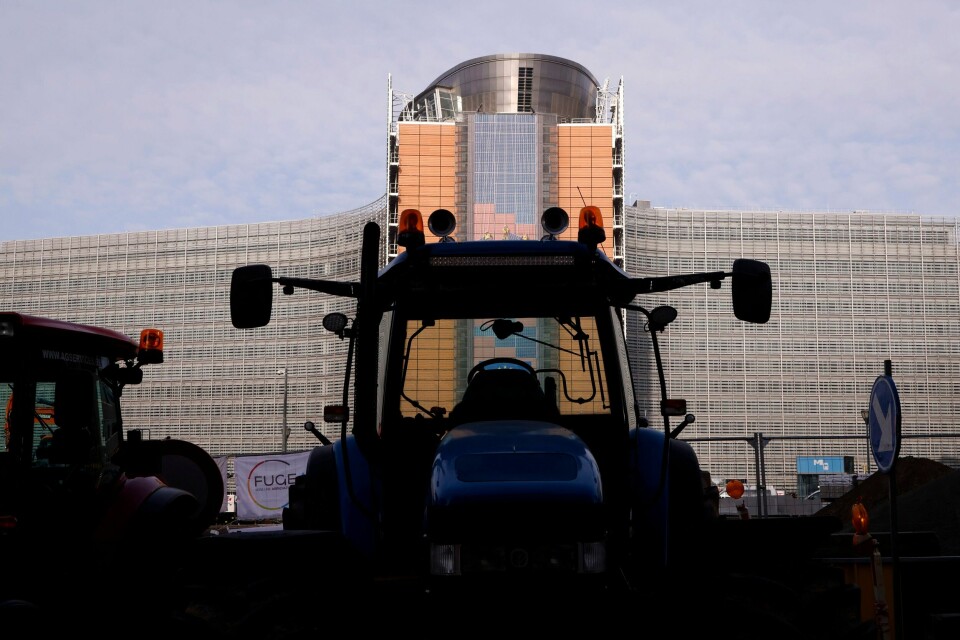 En traktor parkert foran EUs hovedkvarter i Brussel onsdag. En traktor parkert foran EUs hovedkvarter i Brussel onsdag. Foto: Omar Havana / AP / NTB