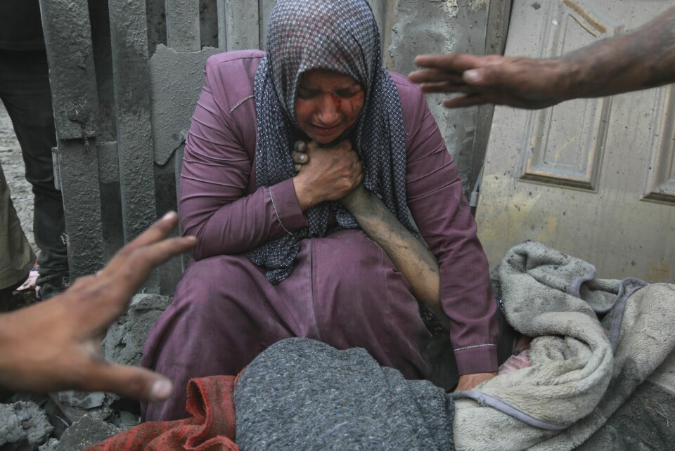 Bildet viser en såret palestinsk kvinne som gråter idet hun tar farvel med et dødt familiemedlem i Gaza by i den første måneden av krigen. I løpet av 13 måneder med krig har nesten 44.000 palestinere blitt drept i Gaza. En såret palestinsk kvinne gråter etter å ha mistet en nær slektning i et israelsk luftangrep i Gaza by i oktober. Om en drøy måned har angrepene vart i fire måneder. Arkivfoto: Abed Khaled / AP / NTB