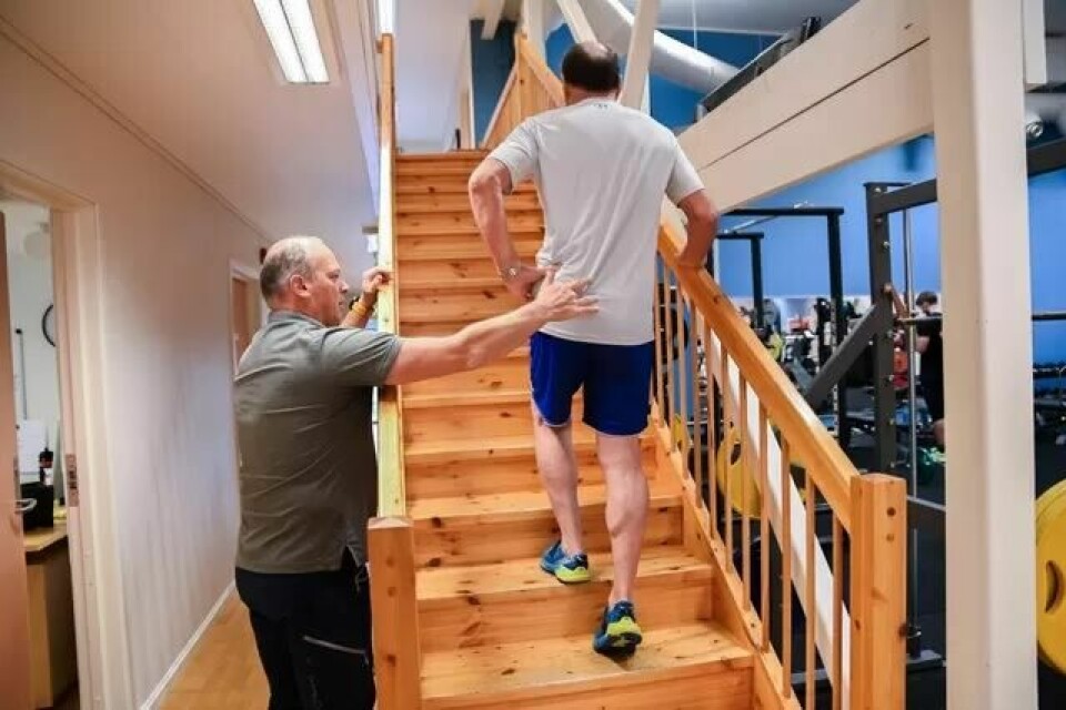 Her trener Gunnar Kjærvik på å gå opp trapp og bare støtte seg med en hånd. Han får teknikktips fra fysioterapeut Maarten Seeboldt. Her trener Gunnar Kjærvik på å gå opp trapp og bare støtte seg med en hånd. Han får teknikktips fra fysioterapeut Maarten Seeboldt.