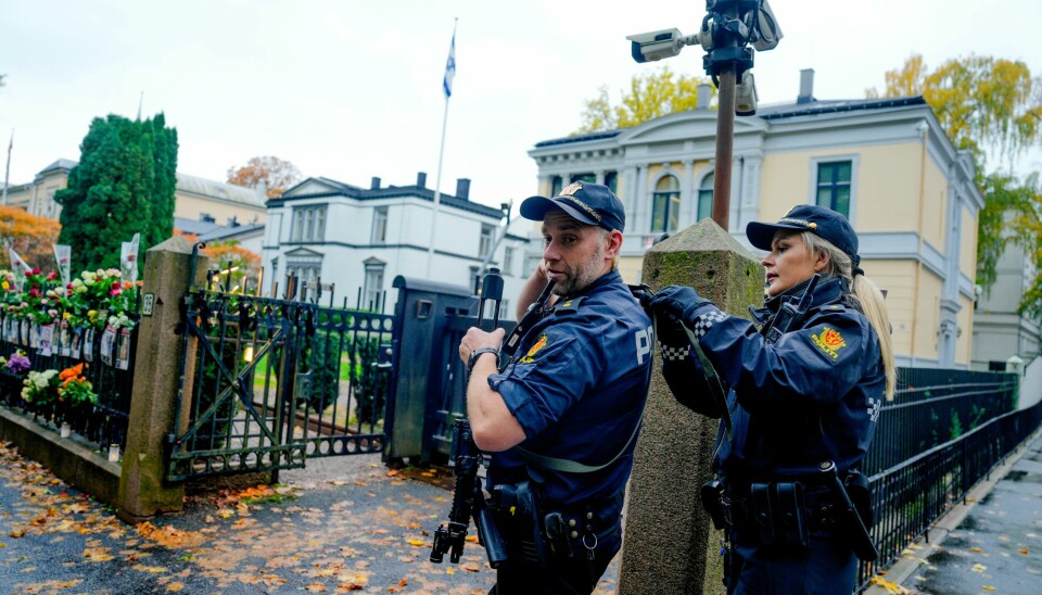Politiet på vakt utenfor Israels ambassade i Oslo. PST mener Iran-tilknyttede aktører nå i mindre grad utgjør en trussel mot jødiske og israelske mål og nedjusterer derfor trusselnivået. Politiet står vakt utenfor Israels ambassade i Oslo. PST hever terrortrusselnivået i Norge fra «Moderat» til «Høy». Flere negative forhold har forsterket terrortrusselen, blant annet knyttet til den pågående eskaleringen av konflikten i Midtøsten. I Norge er det først og fremst trusselen mot jødiske og israelske mål som er ytterligere skjerpet. Foto: Javad Parsa / NTB