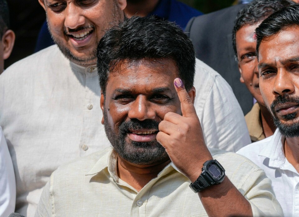 Det går mot flertall i nasjonalforsamlingen for Sri Lankas marxistiske president Anura Kumara Dissanayake. Sri Lankas nyvalgte president Anura Kumara Dissanayake avla stemme i parlamentsvalget i hovedstaden Colombo torsdag. Foto: Eranga Jayawardena / AP / NTB