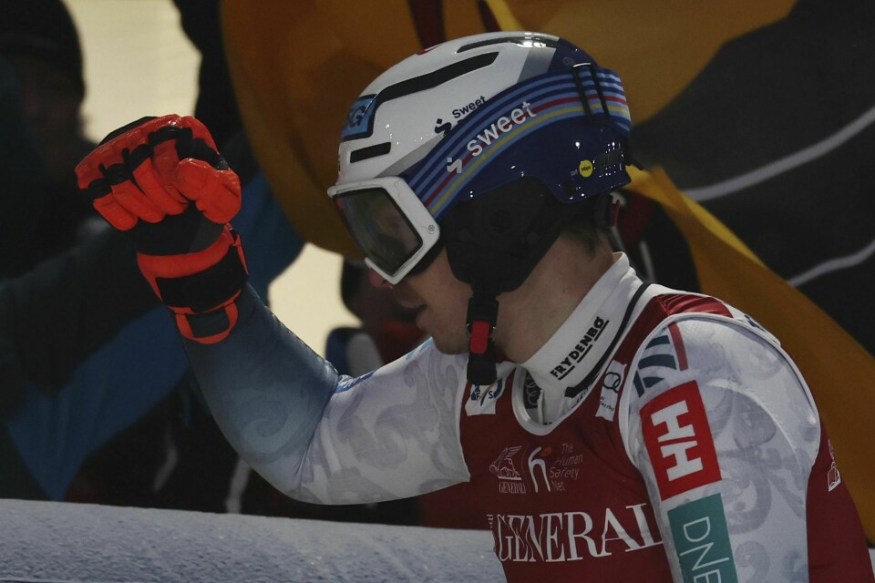 Henrik Kristoffersen hever hånden etter den fantastiske 2.-omgangen i Levi. Henrik Kristoffersen hever hånden etter den fantastiske 2.-omgangen i Levi. Foto: Marco Trovati / AP / NTB.