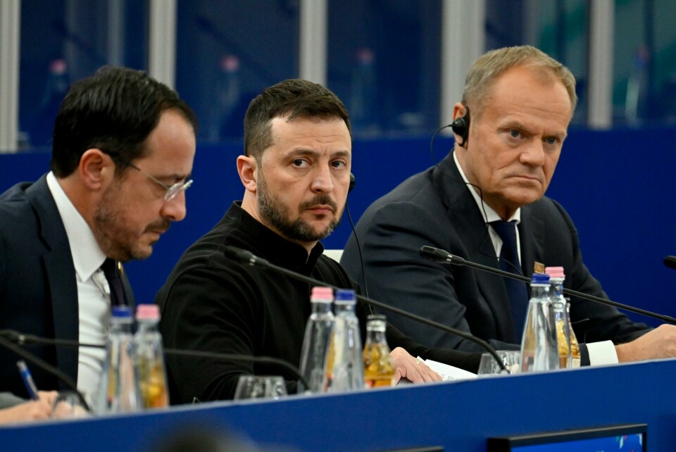 Polens statsminister Donald Tusk (til høyre) ved siden av Ukrainas president Volodymyr Zelenskyj under møte i Det europeiske politiske fellesskapet (EPF) tidligere i november. Til høyre den kypriotiske presidenten Nikos Christodoulides Polens statsminister Donald Tusk (til høyre) ved siden av Ukrainas president Volodymyr Zelenskyj under møte i Det europeiske politiske fellesskapet (EPF) tidligere i november. Til høyre den kypriotiske presidenten Nikos Christodoulides Foto: Denes Erdos / AP / NTB