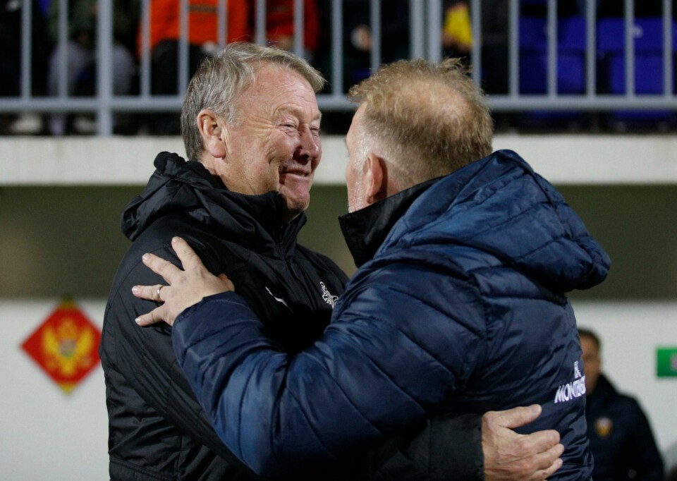 Island-sjef Åge Hareide smilte bredt da han hilste på Montenegros landslagssjef Robert Prosinecki før kampen Island-sjef Åge Hareide smilte bredt da han hilste på Montenegros landslagssjef Robert Prosinecki før kampen