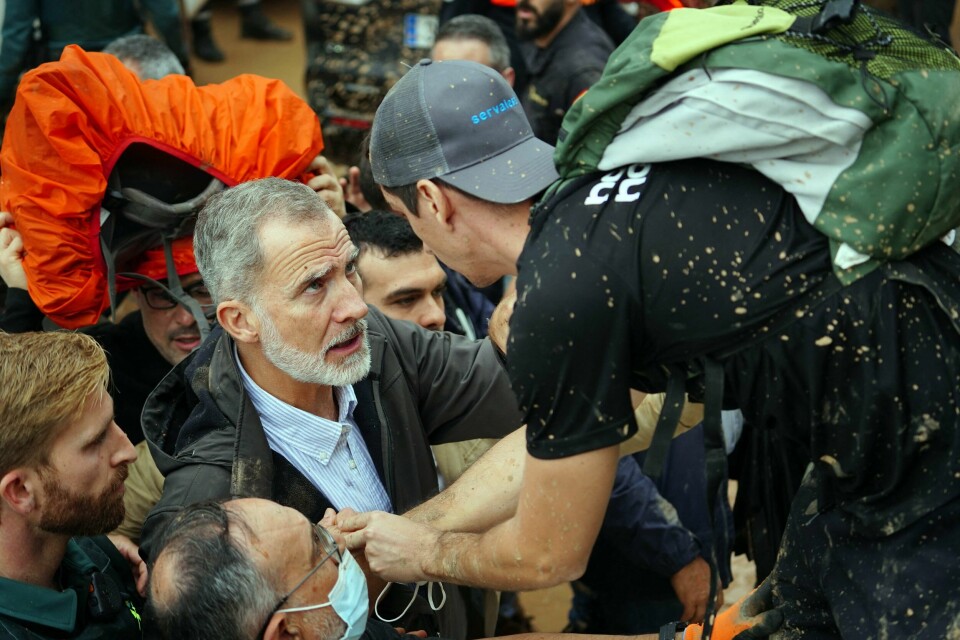 Spanias konge, Felipe VI, ble møtt av rasende protester da han besøkte Valencia etter den dødelige flommen. Ytre høyre har har gjort sitt for å piske opp raseriet, skriver Stian Bromark. Spanias konge, Felipe VI, ble møtt av rasende protester da han besøkte Valencia etter den dødelige flommen. Ytre høyre har har gjort sitt for å piske opp raseriet, skriver Stian Bromark.