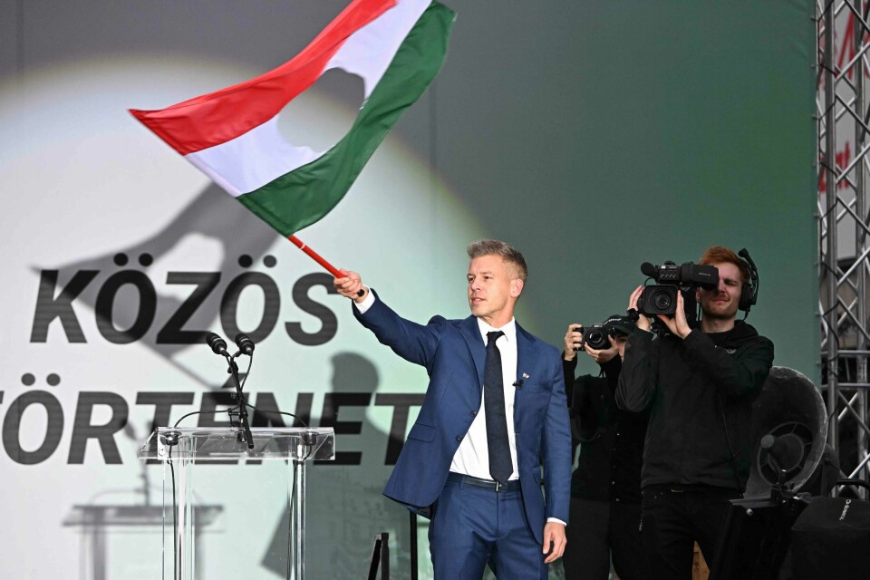 Peter Magyars popularitet har økt blant velgerne. Her nylig avbildet på et arrangement der Ungarn mintes opprøret mot kommuniststyret og sovjetisk innflytelse i 1956. Leader of opposition party Tisza (Respect and Freedom), Peter Magyar addresses participants during an event to commemorate the 68th anniversary of the Hungarian uprising against the Soviet occupation, in front of the Foreign Ministry building in Budapest, on October 23, 2024. The uprising began in Budapest after a student demonstration on October 23, 1956 and had been crushed on November 4 by Soviet Red Army tanks. More than 2,000 civilians were killed during the fighting, while around 200,000 people fled the country. (Photo by Attila KISBENEDEK / AFP)