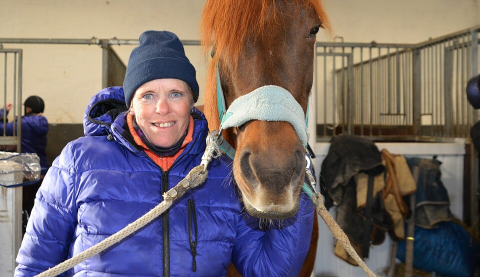 – Tiden i stallen med hestene og de andre utøverne er det eneste sosiale fellesskapet jeg har, sier Anita Johannessen. – Tiden i stallen med hestene og de andre utøverne er det eneste sosiale fellesskapet jeg har, sier Anita Johannessen.