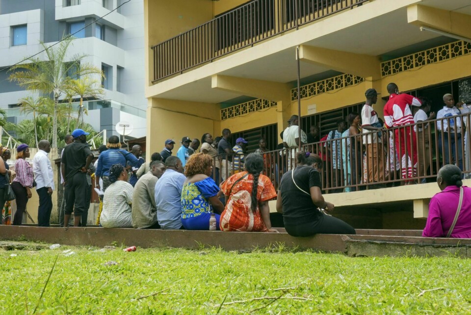 Folk i Gabons hovedstad Libreville venter på å stemme i folkeavstemningen om ny grunnlov. Ja-siden fikk overveldende flertall, ifølge landets myndigheter. Folk i Gabons hovedstad Libreville venter på å stemme i folkeavstemningen om ny grunnlov. Ja-siden fikk overveldende flertall, ifølge landets myndigheter. Foto: Betines Makosso / AP / NTB
