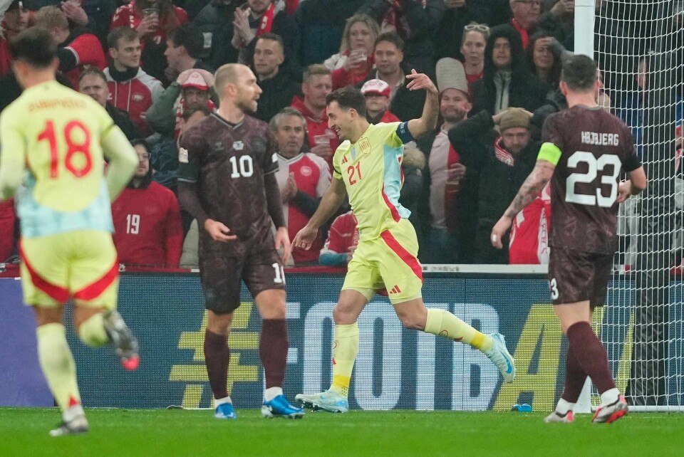 Mikel Oyarzabal jubler for scoring, mens Christian Eriksen og Pierre-Emile Højbjerg depper over nok et tap mot Spania for Danmark Mikel Oyarzabal jubler for scoring, mens Christian Eriksen og Pierre-Emile Højbjerg depper over nok et tap mot Spania for Danmark