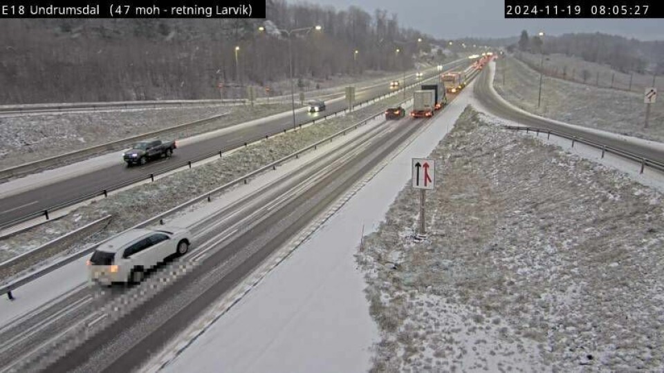 E18 ved Undrumsdal i Vestfold er ett av stedene der glatte veier har skapt problemer tirsdag morgen. E18 ved Undrumsdal i Vestfold er ett av stedene der glatte veier har skapt problemer tirsdag morgen.