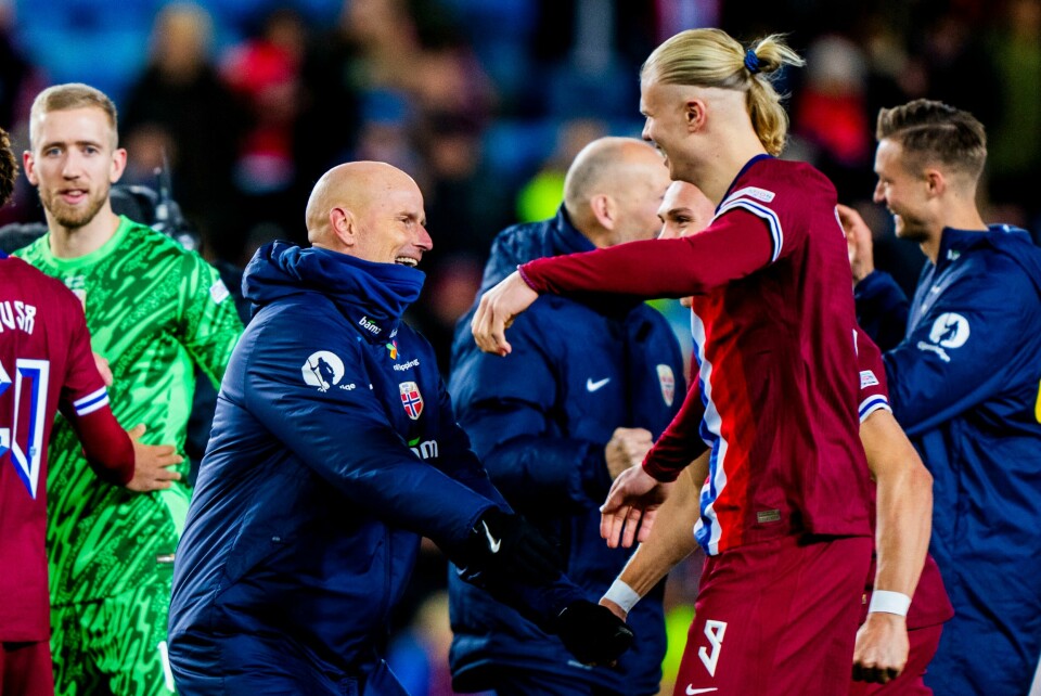 Ståle Solbakken jubler med Erling Braut Haaland etter at det var klart at Norge ble gruppevinner i nasjonsligaen og rykket opp til A-divisjonen. Ståle Solbakken jubler med Erling Braut Haaland etter at det var klart at Norge ble gruppevinner i nasjonsligaen og rykket opp til A-divisjonen. Foto: Fredrik Varfjell / NTB