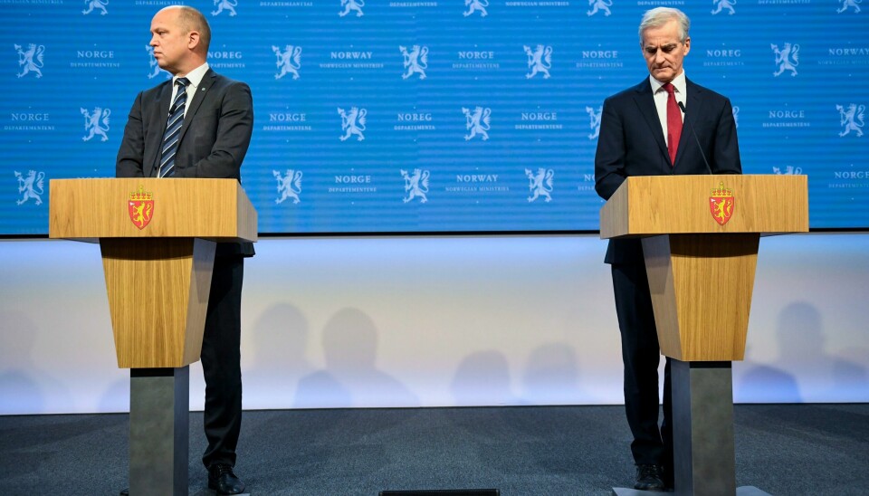 Finansminister Trygve Slagsvold Vedum og statsminister Jonas Gahr Støre under regjeringens pressekonferense om koronasituasjonen i Oslo i Marmorhallen forrige uke. Foto: Finansminister Trygve Slagsvold Vedum (Sp) og statsminister Jonas Gahr Støre (Ap) må konstatere at dei to regjeringspartia går tilbake på ei fersk meiningsmåling.Foto: Annika Byrde / NTB / NPK