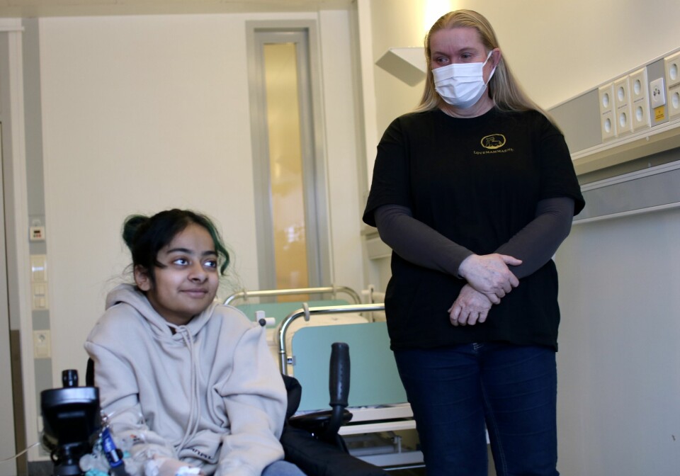 Nina Bakkefjord besøkte Sara på Ullevål sykehus lille julaften. Hun er aktiv i organisasjonen Løvemammaene, som er en diagnoseuavhengig organisasjon som jobber med å opplyse om og forbedre syke og funksjonshemmede barn og unges rettigheter i Norge. Sara og Nina