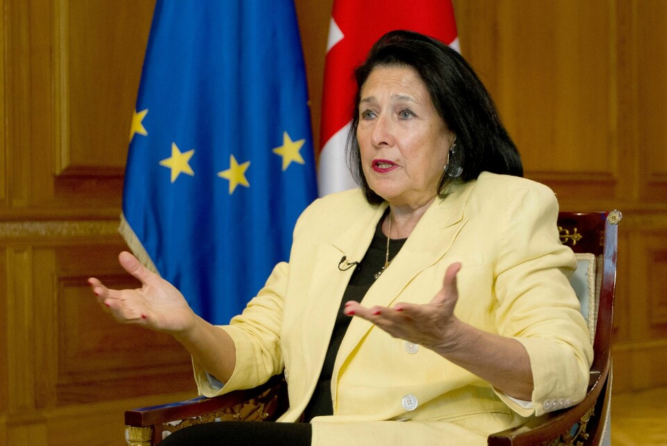 Georgias EU-vennlige president Salomé Zourabichvili anerkjenner ikke valget der det russiskvennlige regjeringspartiet ble utropt som vinner av. Georgias president Salomé Zourabichvili har nektet å signere den omstridte loven om «LHBT-propaganda». Nå har likevel lederen for nasjonalforsamlingen i landet gjort det. Foto: Shakh Aivazov / AP / NTB