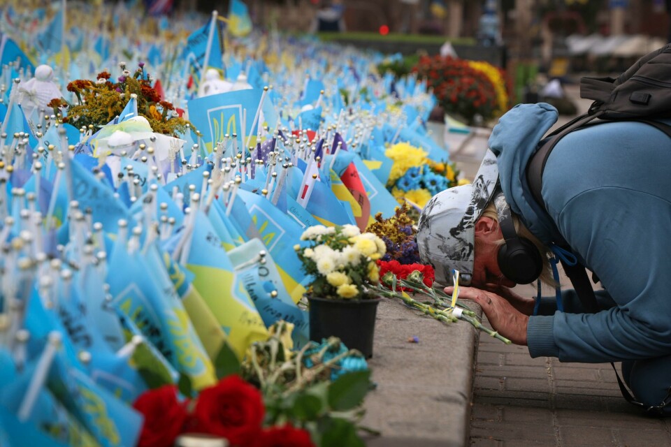 En ukrainsk kvinne deltar i ett minutts stillhet ved et minnested i Kyiv for de ukrainske soldatene som er drept i krigen mot Russland. Bildet ble tatt 1. oktober 2023. En ukrainsk kvinne deltar i ett minutts stillhet ved et minnested i Kyiv for de ukrainske soldatene som er drept i krigen mot Russland. Bildet ble tatt 1. oktober 2023. Foto: Alex Babenko / AP / NTB