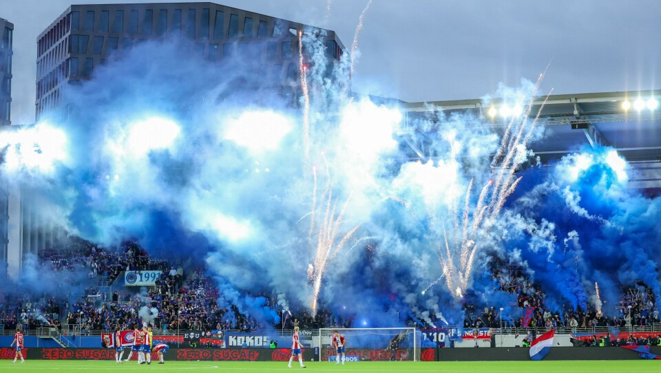 Det var utstrakt bruk av røyk og fyrverkeri da Vålerenga og Lyn møttes i 1. divisjon i august. Det var utstrakt bruk av røyk og fyrverkeri da Vålerenga og Lyn møttes i 1. divisjon i august. Foto: Amanda Pedersen Giske / NTB