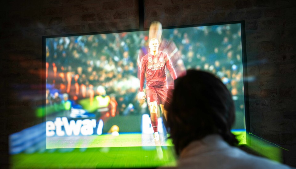 Mange unge i Norge har ingen kvaler med å bruke ulovlige IPTV-tjenester for å spare penger. Illustrasjon av person som ser på fotball på TV.