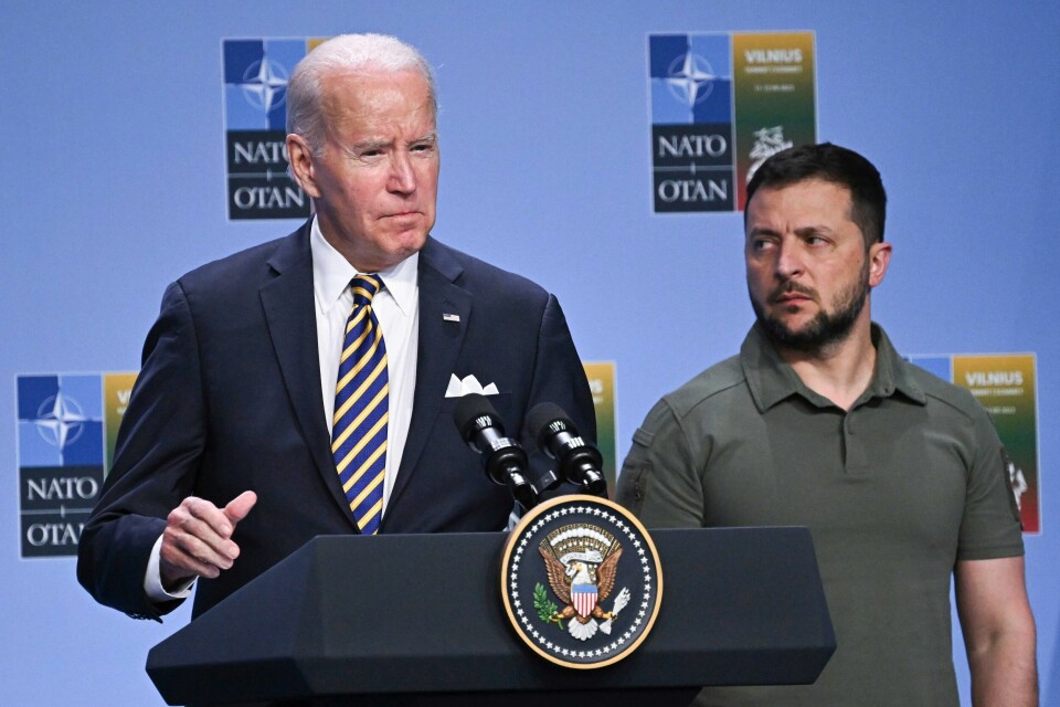 USAs president Joe Biden (t.v.) har besluttet å forsyne Ukraina og president Volodymyr Zelenskyj (t.h.) med antipersonellminer, ifølge Washington Post og Reuters. Ukrainas president Volodymyr Zelenskyj sammen med USAs president Joe Biden under Nato-toppmøtet i Vilnius i sommer. Foto: Paul Ellis / Pool Photo via AP / NTB