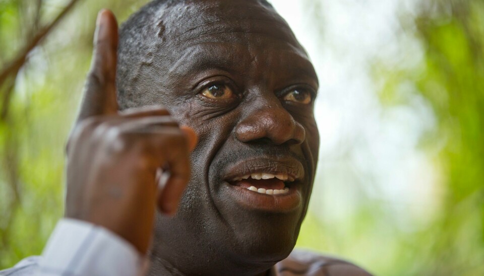 Den ugandiske opposisjonspolitikeren Kizza Besigye er bortført og fengslet i Uganda, sier hans kone, som leder FNs aidsorganisasjon UNAIDS. Det er ikke første gang Kizza Besigye er satt i husarrest i Kampala. Bildet er tatt da han snakket til pressen mens han var frihetsberøvet i februar i 2016. Arkivfoto: Ben Curtis / AP / NTB