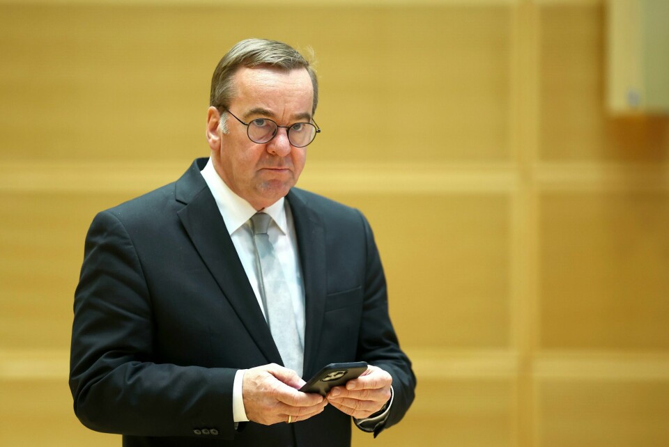 Tysklands forsvarsminister Boris Pistorius tror at to kommunikasjonskabler som er kuttet i Østersjøen, ble utsatt for sabotasje. Tysklands forsvarsminister Boris Pistorius tror at to kommunikasjonskabler som er kuttet i Østersjøen, ble utsatt for sabotasje. Foto: AP / NTB