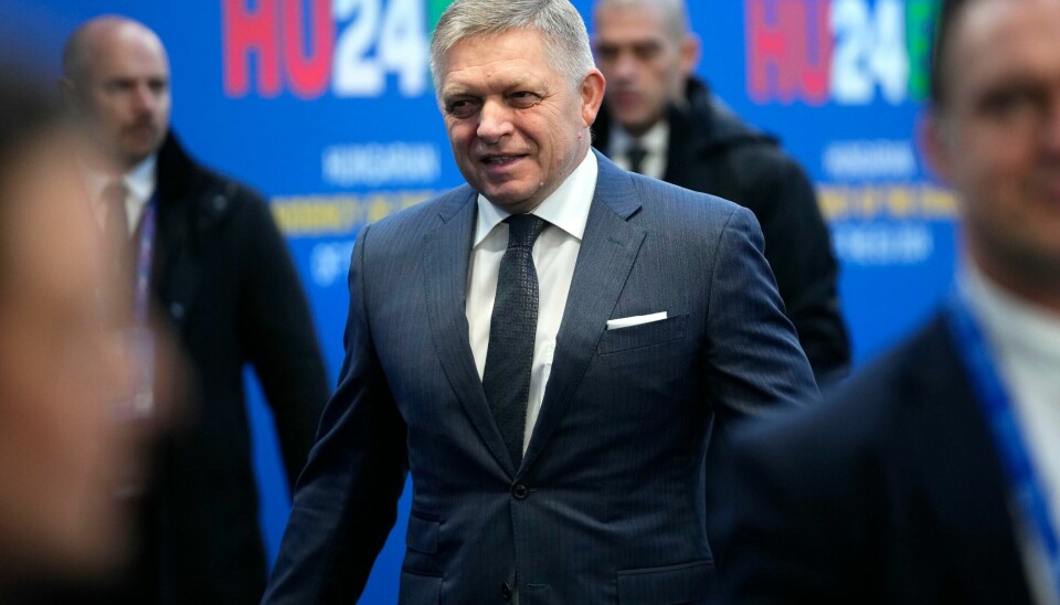 Slovaken Robert Fico startet sin fjerde runde som statsminister i oktober i fjor. Han har deltatt i det politiske liv i over 30 år. Slovakia's Prime Minister Robert Fico, center, arrives for an EU Summit at the Puskas Arena in Budapest, Hungary, Friday, Nov. 8, 2024. (AP Photo/Petr David Josek)