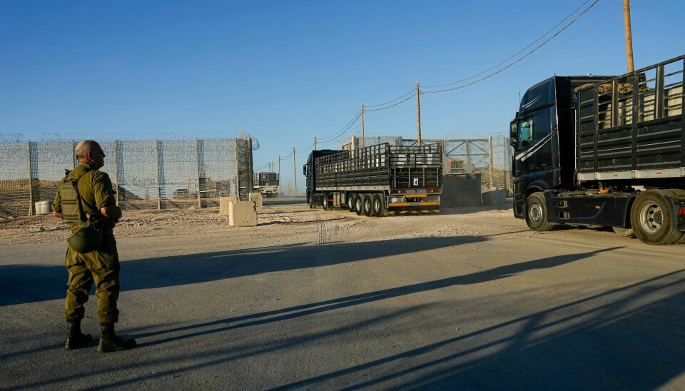 Lastebiler med nødhjelp på vei inn på Gazastripen fra grenseovergangen ved Erez sør i Israel. Ifølge FNs nødhjelpskontor har de nordlige områdene på Gazastripen i praksis ikke fått hjelp de siste 40 dagene. Lastebiler med nødhjelp på vei inn på Gazastripen fra grenseovergangen ved Erez sør i Israel. Ifølge FNs nødhjelpskontor har de nordlige områdene på Gazastripen i praksis ikke fått hjelp de siste 40 dagene. Foto: Tsafrir Abayov / AP / NTB