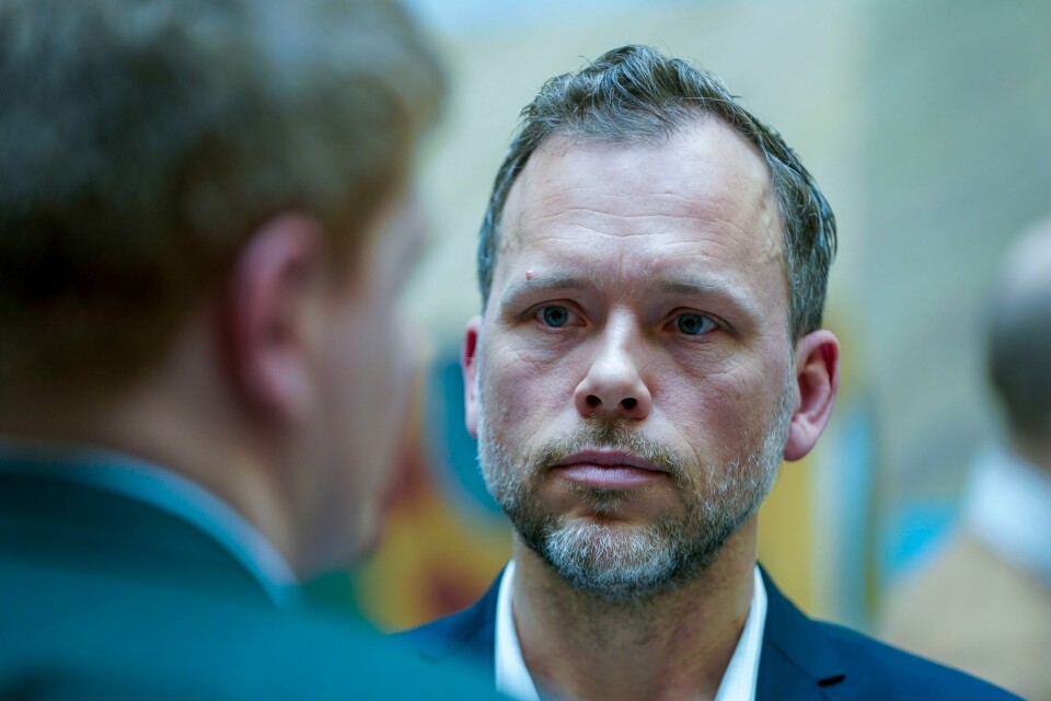 Audun Lysbakken (SV) tar farvel med X. Audun Lysbakken (SV) tar farvel med X. Foto: Terje Pedersen / NTB