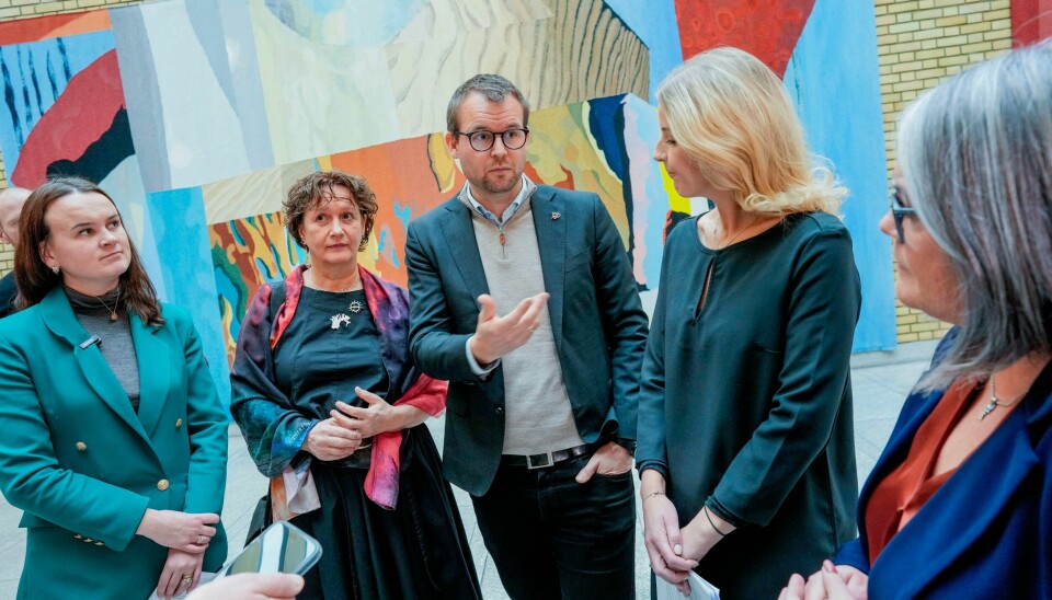 F.v. Marit Knutsdatter Strand (Sp), Irene Ojala (Pasientfokus), Kjell Ingolf Ropstad (KrF), Elise Waagen (Ap) og Kari-Anne Jønnes (H) i vandrehallen etter at regjeringspartiene sikret seg flertall i forhandlingene om en ny barnehagelov. F.v. Marit Knutsdatter Strand (Sp), Irene Ojala (Pasientfokus), Kjell Ingolf Ropstad (KrF), Elise Waagen (Ap) og Kari-Anne Jønnes (H) i vandrehallen etter at regjeringspartiene har sikret seg flertall i forhandlingene om en ny barnehagelov.Foto: Heiko Junge / NTB