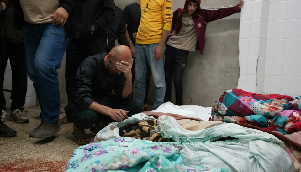 Palestinere sørger over folk som er drept i et israelsk angrep i Nuseirat i Gaza. Palestinere sørger over folk som er drept i et israelsk angrep i Nuseirat i Gaza. Foto: Abdel Kareem Hana / AP / NTB
