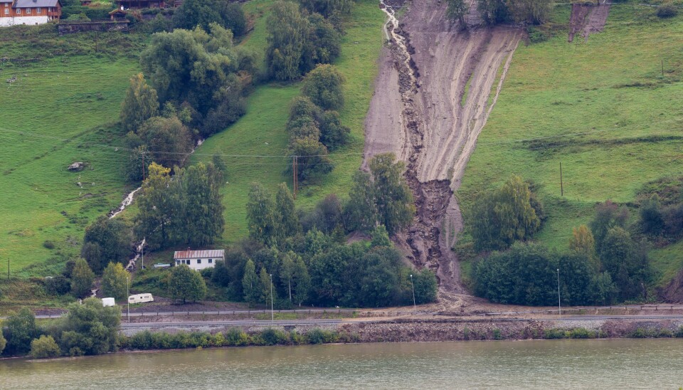 Et jordras stenger E6 sør for Krekke i Ringebu kommune i Gudbrandsdalen. Et jordskred stenger E6 sør for Krekke i Ringebu kommune i Gudbrandsdalen. Til sammen 30 fylkesveier er stengt i Innlandet. Foto: Geir Olsen / NTB