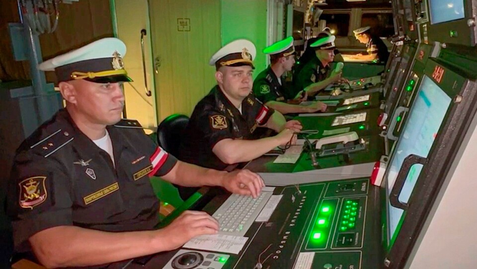 Pressetjenesten til Russlands forsvarsdepartement har publisert dette bildet, som viser russiske offiserer om bord på en korvett i forbindelse med øvelsen. Pressetjenesten til Russlands forsvarsdepartement har publisert dette bildet, som viser russiske offiserer om bord på en korvett i forbindelse med øvelsen. Foto: Forsvarsdepartementet / AP / NTB