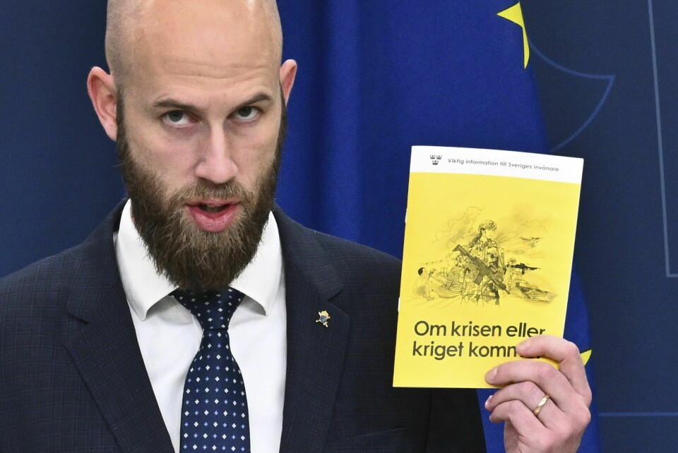 Sveriges sivilforsvarsminister Carl-Oskar Bohlin viser fram det oppdaterte hefte om beredskap, «om krisen eller kriget kommer». Svenskene må være forberedt på krig og kriser, er budskapet. Sveriges sivilforsvarsminister Carl-Oskar Bohlin viser fram det oppdaterte hefte om beredskap, «om krisen eller kriget kommer». Svenskene må være forberedt på krig og kriser, er budskapet. Foto: Claudio Bresciani/TT News Agency via AP / NTB