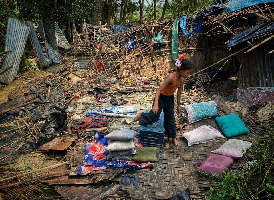 Mer ekstremvær vil ramme verdens barn hardt i årene som kommer. Her går et barn gjernnom restene av sitt ødelagte hjem etter en syklon i Bangladesh i 2023. Her går et barn gjernnom restene av sitt ødelagte hjem etter en syklon i Bangladesh i 2023.