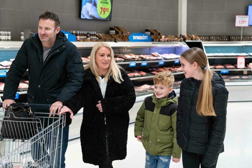 FAMILIEN STRØMNES JOHNSEN/STARBORG: På handletur til Nordby Supermarket har Stine og Peter med seg barna Herman (8) og Maya (12). Familien består også av Madelen (11) og Rebecca (16), som i forbindelse med årets julehandel fikk være hjemme. Contentannonse for Nordby Supermarket.