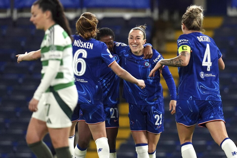 Lucy Bronze (i midten) gratuleres med sitt ledermål for Chelsea mot Celtic. Lucy Bronze (i midten) gratuleres med sitt ledermål for Chelsea mot Celtic. Foto: John Walton, AP / NTB