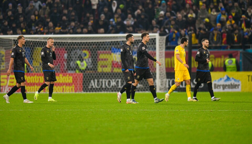Kosovos spillere på vei ut av banen i bortekampen mot Romania, som ikke ble fullført. Onsdag ble rumenerne tilkjent 3-0-seier. Det ble mye bråk i forbindelse med nasjonsligakampen mellom Romania og Kosovo fredag. Foto: Alexandru Dobre / AP / NTB