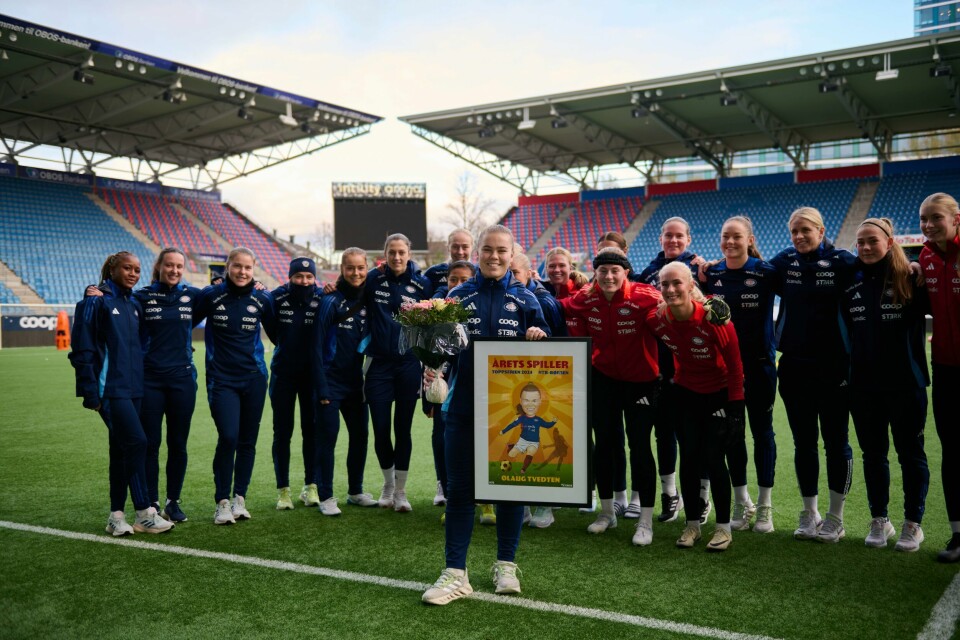Olaug Tvedten med beviset på at hun var best på NTBs spillerbørs i Toppserien denne sesongen. Olaug Tvedten med beviset på at hun var best på NTBs spillerbørs i Toppserien denne sesongen. Foto: SABAR / NTB
