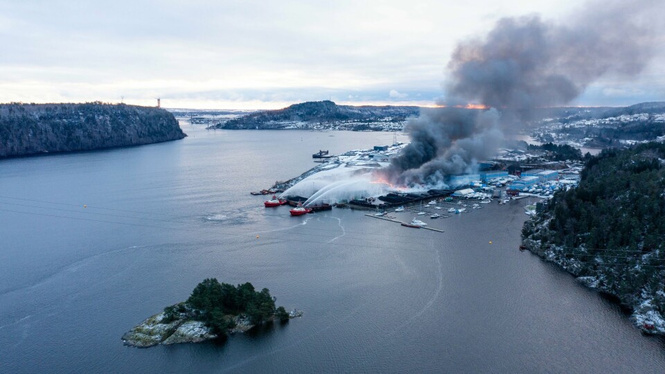 Slukkearbeidet pågår over et døgn etter at brannen brøt ut ved et gjenvinningsanlegg i Bamble i Telemark. En barneskole og to barnehager bes om å holde elever og barn innendørs som følge av industribrannen på gjenvinningsanlegget i Bamble i Telemark. Foto: Atle Storemyr / NTB