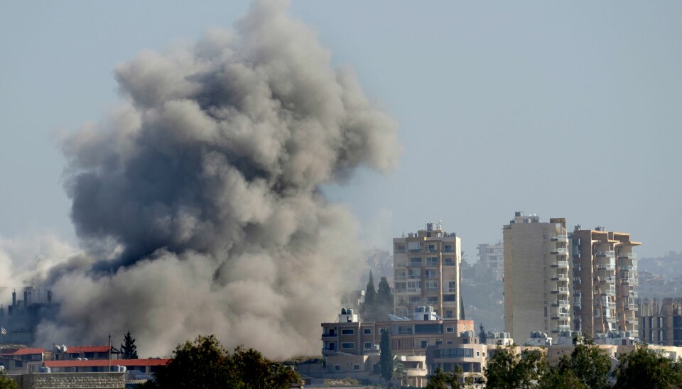 Røyk stiger mellom bygningene som ble rammet av et israelsk luftangrep i Burj al-Shamali i Libanon fredag. Røyk stiger mellom bygningene som ble rammet av et israelsk luftangrep i Burj al-Shamali i Libanon fredag. Foto: Hussein Malla / AP / NTB