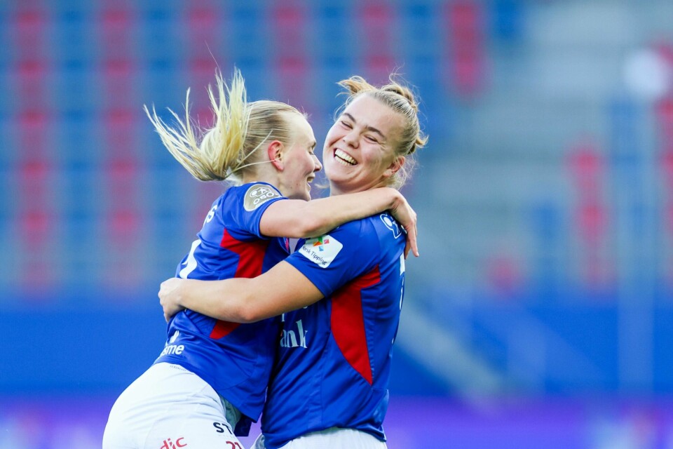 Norges landslagssjef Gemma Grainger har funnet plass til Vålerenga-spiller Olaug Tvedten (til høyre) i troppen til kampene mot Nord-Irland i EM-omspillet. Her feirer hun sammen med Karina Sævik. Vålerengas Karina Sævik og Olaug Tvedten jubler etter 3-1-målet mot Brann.Foto: Amanda Pedersen Giske / NTB