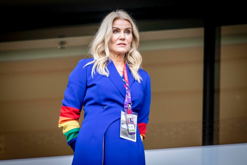 Danmarks tidligere statsminister Helle Thorning-Schmidt vakte oppsikt under fotball-VM i Qatar for to år siden da hun møtte opp med pridefargene. Danmarks tidligere statsminister Helle Thorning-Schmidt vakte oppsikt under fotball-VM i Qatar for to år siden da hun møtte opp med pridefargene. Foto: Mads Claus Rasmussen / Ritzau / NTB