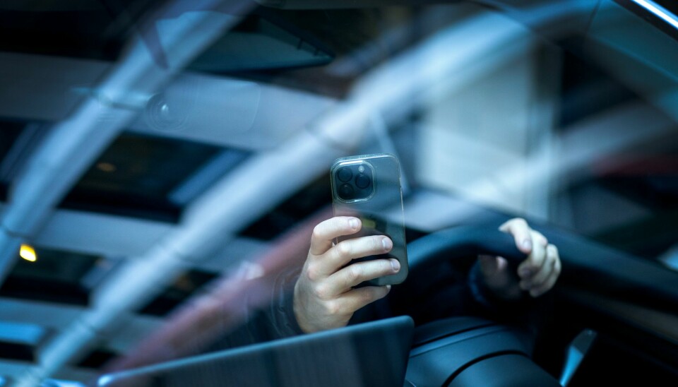 Illustrasjonsfoto. Frå 1. februar vil det bli endå dyrare å bruke mobilen på ulovleg måte i bilen. Foto: Gorm Kallestad / NTB / NPK
