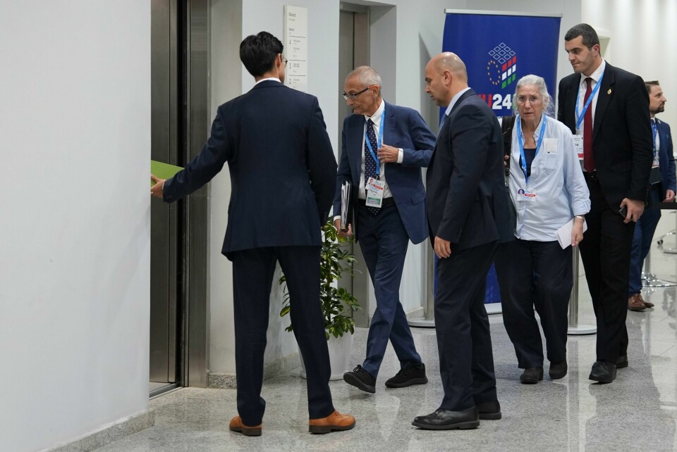Forhandlere på klimatoppmøtet jobber gjennom natta om en avtale. Her er de amerikanske delegatene med John Podesta i spissen. Forhandlere på klimatoppmøtet jobber gjennom natta om en avtale. Her er de amerikanske delegatene med John Podesta i spissen. Foto: Joshua A. Bickel / AP / NTB