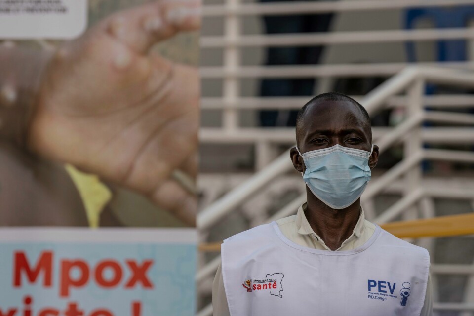 En ansatt på et sykehus i Goma i Kongo fotografert mens han venter på å få satt vaksiner mot m-kopper på folk. En ansatt på et sykehus i Goma i Kongo fotografert mens han venter på å få satt vaksiner mot m-kopper på folk. Foto: Moses Sawasawa / AP / NTB