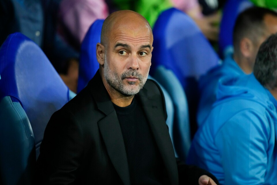 Pep Guardiola har forlenget kontrakten med Manchester City. Pep Guardiola blir sett på som en drømmekandidat til England-jobben og utelukker ikke muligheten. Foto: Petr Josek / AP / NTB