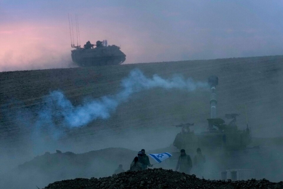 Israelske styrker avfyrer raketter mot Gaza i oktober. Israelske stridsvogner nær grensen til Gazastripen i oktober 2023. Foto: Maya Alerruzzo / AP / NTB
