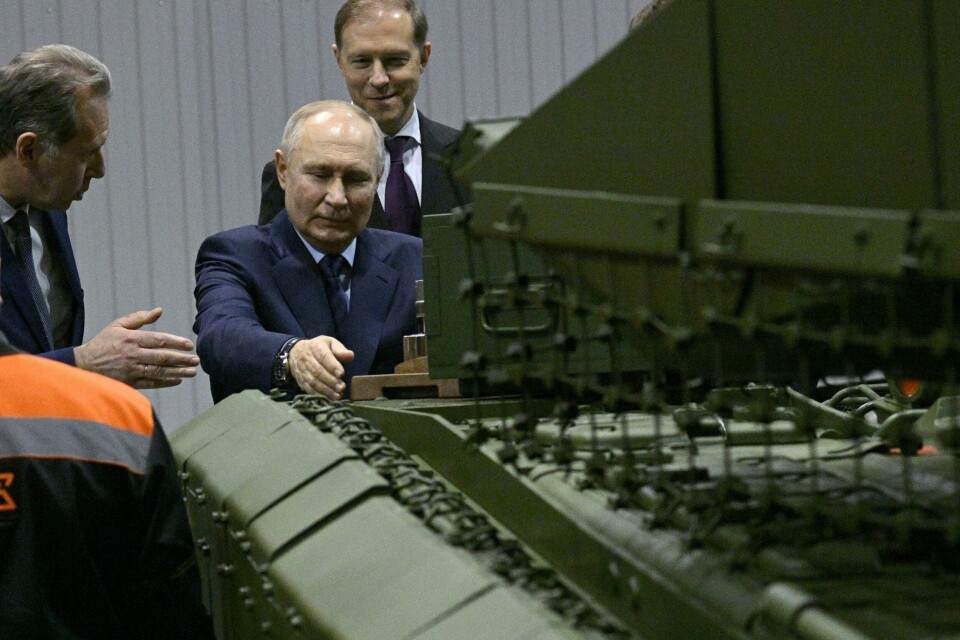 President Vladimir Putin sier Russland vil fortsette testingen av landets nye hypersoniske rakett og at målet er å sette den i serieproduksjon. Her besøker han en våpenfabrikk i februar i år. Vladimir Putin under et besøk på Uralvagonzavod-fabrikken i Nizjnij Tagil i februar. Den russiske presidentens makt er ikke svekket som følge av krigen i Ukraina, konkluderer CIA. Foto: Sputnik / AP / NTB